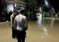 Brimob Polda Metro Jaya Laksanakan Patroli SAR di Wilayah Tangsel, Bantu Warga Terdampak Genangan Air.