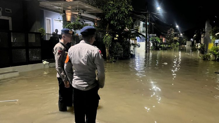 Brimob Polda Metro Jaya Laksanakan Patroli SAR di Wilayah Tangsel, Bantu Warga Terdampak Genangan Air.