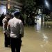 Brimob Polda Metro Jaya Laksanakan Patroli SAR di Wilayah Tangsel, Bantu Warga Terdampak Genangan Air.