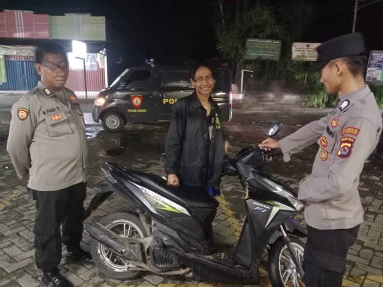 Memberantas kenakalan remaja, Polsek Kresek lakukan Patroli Mobile di Desa Cibetok