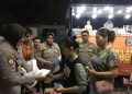 Ditpamobvit Polda Metro Jaya Salurkan 300 Paket Makanan untuk Warga Terdampak Banjir di Makasar, Jaktim