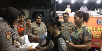 Ditpamobvit Polda Metro Jaya Salurkan 300 Paket Makanan untuk Warga Terdampak Banjir di Makasar, Jaktim
