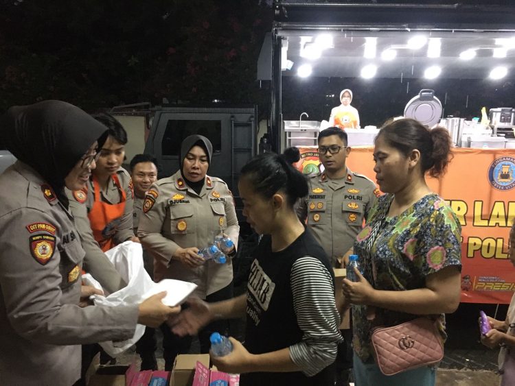 Ditpamobvit Polda Metro Jaya Salurkan 300 Paket Makanan untuk Warga Terdampak Banjir di Makasar, Jaktim