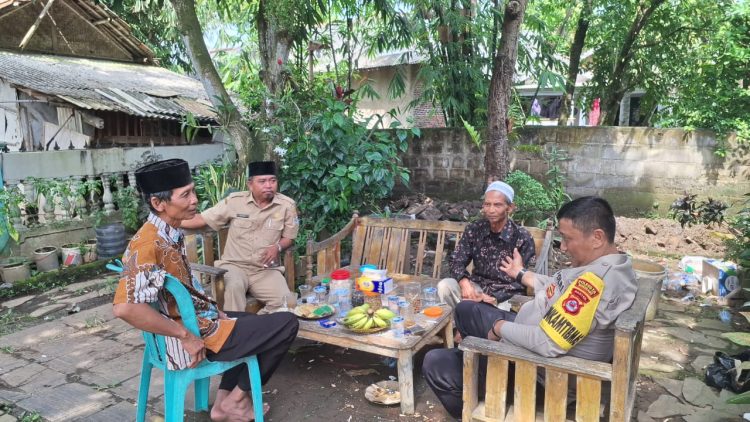 Sinergitas Bhabinkamtibmas Polsek Balaraja & Kades Sukamulya Melaksanakan Sambang Tokoh di Desa Binaan 