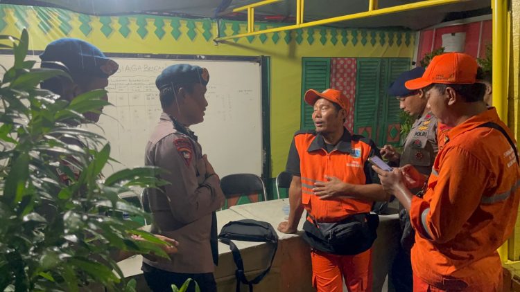 Patroli Tim SAR Satuan Brimob Polda Metro Jaya pastikan keselamatan warga Jakarta