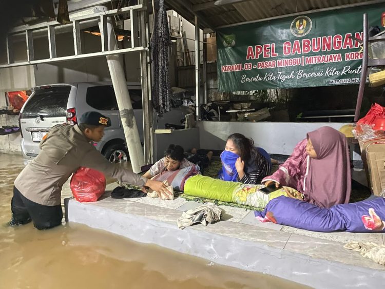 Brimob Polda Metro Jaya Laksanakan Patroli Siaga Banjir di Jati Padang, Distribusikan Bantuan ke Warga.