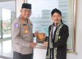 Awali Tugas di Hari Pertama, Kapolresta Tangerang Ziarah ke Makam R.A. Wangsakara, Dihadiahi Buku Ki Luluhur