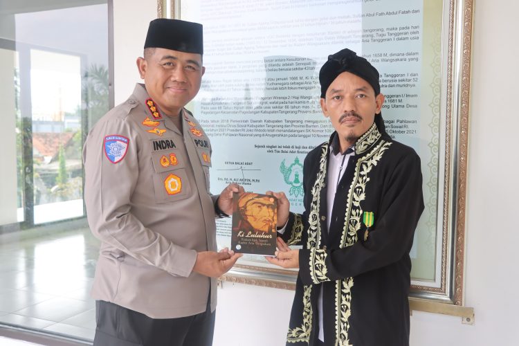 Awali Tugas di Hari Pertama, Kapolresta Tangerang Ziarah ke Makam R.A. Wangsakara, Dihadiahi Buku Ki Luluhur