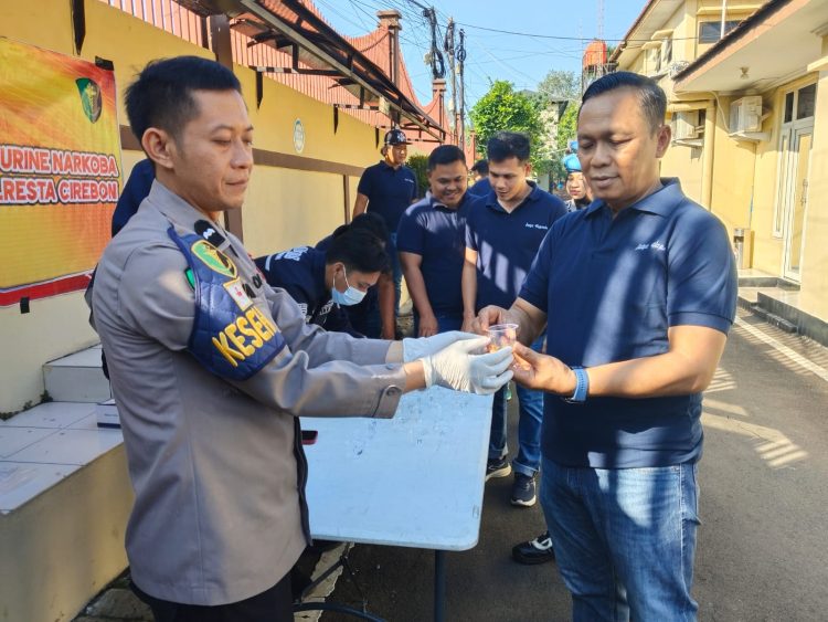 Puluhan Personel Polresta Cirebon Jalani Tes Urine