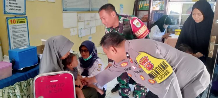 Babinsa Kelurahan Kesambi Dampingi Kegiatan Posyandu.