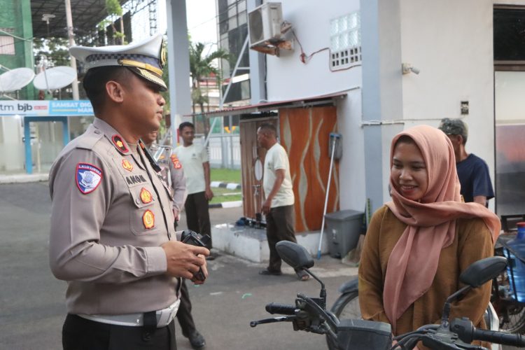 Tegakkan Disiplin Berlalu Lintas, Polresta Cirebon Tertibkan Puluhan Pengendara Sepeda Motor di Ciledug