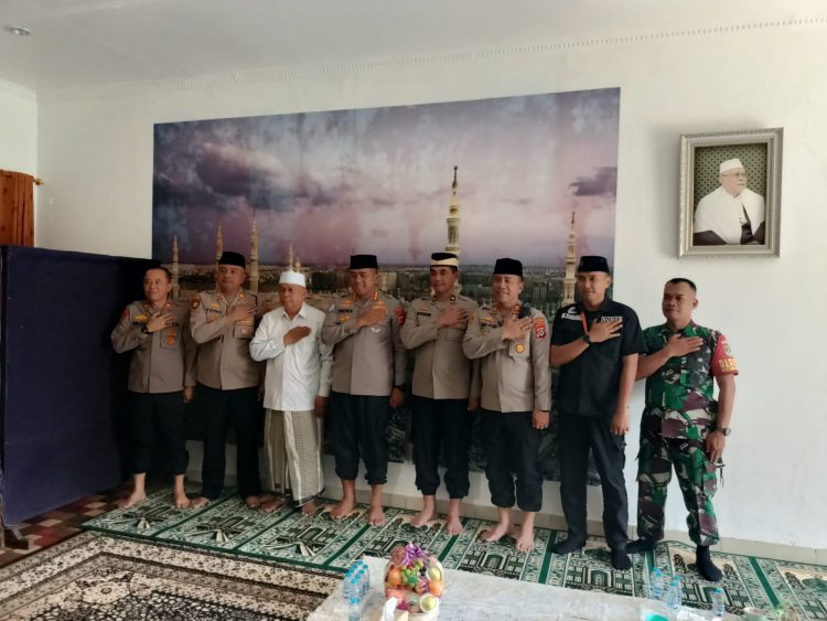 Kapolsek Tigaraksa Dampingi Kapolresta Tangerang dalam Kunjungan Silaturahmi ke Kediaman Ketua MUI Kabupaten Tangerang