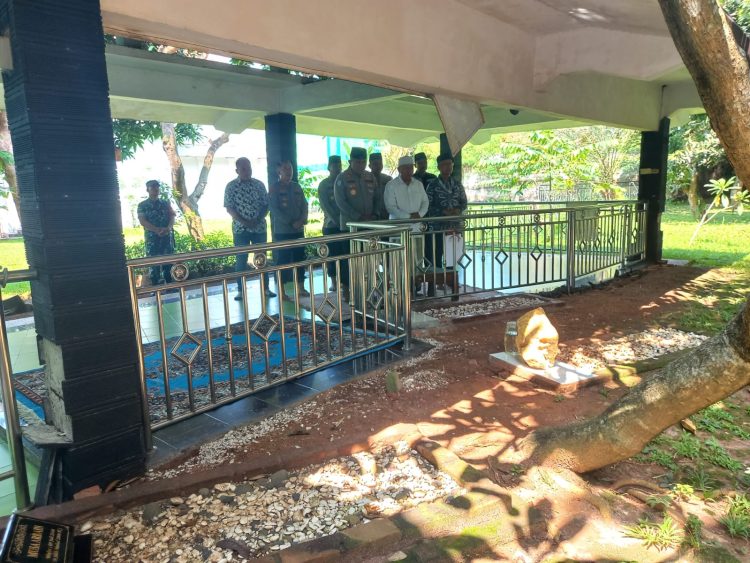 Kapolresta Tangerang Bersama Kapolsek Tigaraksa Ziarah ke Makam KH. Nawawi Gofar di Desa Pasirnangka
