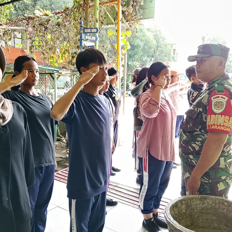 Babinsa Kel. Larangan Laksanakan Pembinaan Kepada Siswa Siswi SMPN 7 Kota Cirebon