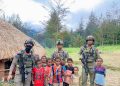 Satgas Ops Damai Cartenz 2025 Gelar Patroli dan Bagi Sembako di Distrik Omukia, Puncak Papua Tengah