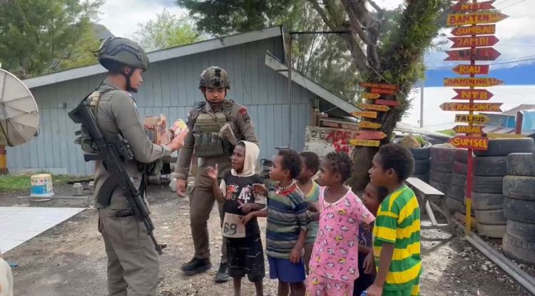 Satgas Ops Damai Cartenz Tebar Kepedulian dan Kebahagiaan di Paniai dan Intan Jaya