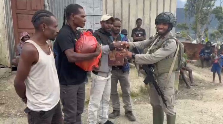 Satgas Ops Damai Cartenz Tebar Kepedulian dan Kebahagiaan di Paniai dan Intan Jaya