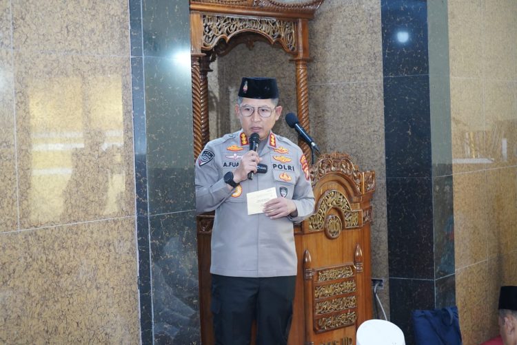 Kapolres Metro Jakarta Utara Pimpin Sholat Jumat Keliling di Masjid Al Ikhlas, Sampaikan Pesan Kamtibmas kepada Warga