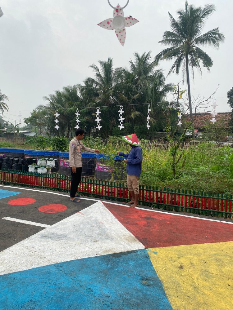 Bhabinkamtibmas Kronjo Ajak Warga Manfaatkan Lahan Kosong untuk Kebun Cabe