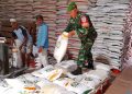 Babinsa Kel. Larangan Monitoring Rebagging Beras Medium di Gudang Bulog untuk Program Bantuan Pangan 2025