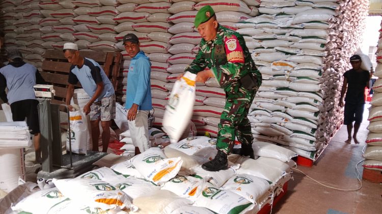 Babinsa Kel. Larangan Monitoring Rebagging Beras Medium di Gudang Bulog untuk Program Bantuan Pangan 2025