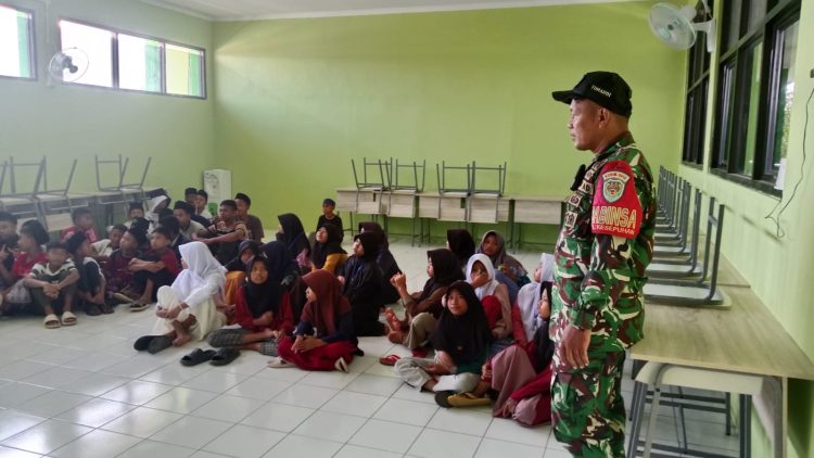 Danramil 1403/Lemahwungkuk Berikan Wawasan Kebangsaan kepada Siswa Sekolah Rakyat Kota Cirebon