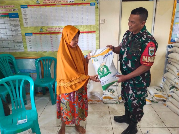 Para Babinsa Laksanakan Monitoring dan Pendampingan Penyaluran Bantuan Beras.