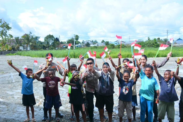 Kapolres Metro Bekasi dan Ketua Bhayangkari Cabang Metro Bekasi Serahkan Kursi Roda untuk Dua Warga Disabilitas di Tambelang