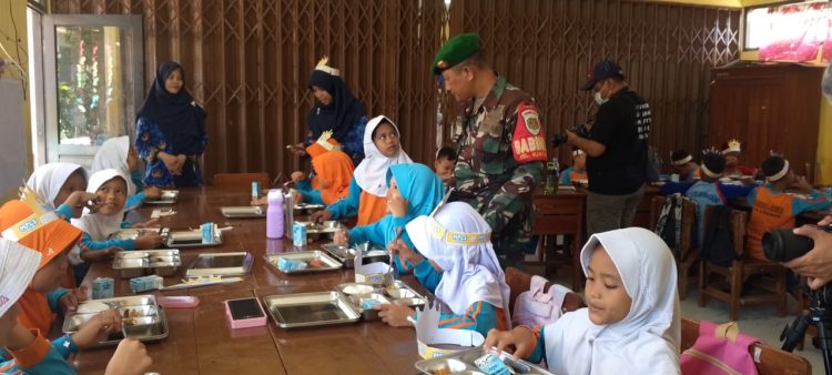Babinsa dan Bhabinkamtibmas Sunyaragi Bersinergi Monitor Program Makan Bergizi Gratis di SDN Karangjalak 2
