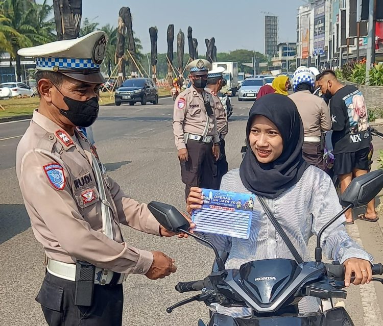 Operasi Patuh Jaya 2025: Polres Metro Bekasi Kota Gencarkan Edukasi Tertib Lalu Lintas di Boulevard Summarecon