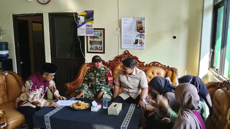 Babinsa Larangan Dampingi Tim MBG Lakukan Pendataan Penerima Makan Bergizi Gratis.