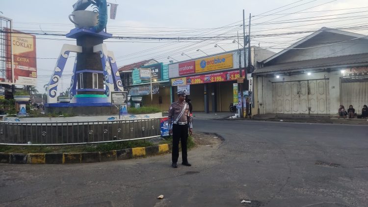 UNIT LANTAS POLSEK KRONJO LAKSANAKAN STRONG POINT UNTUK CEGAH KEMACETAN DI JAM PADAT