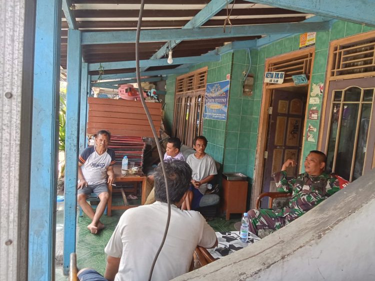 Babinsa Gelar Komsos Bahas Titik Sumber Air Bersih untuk Program TNI Manunggal Air.