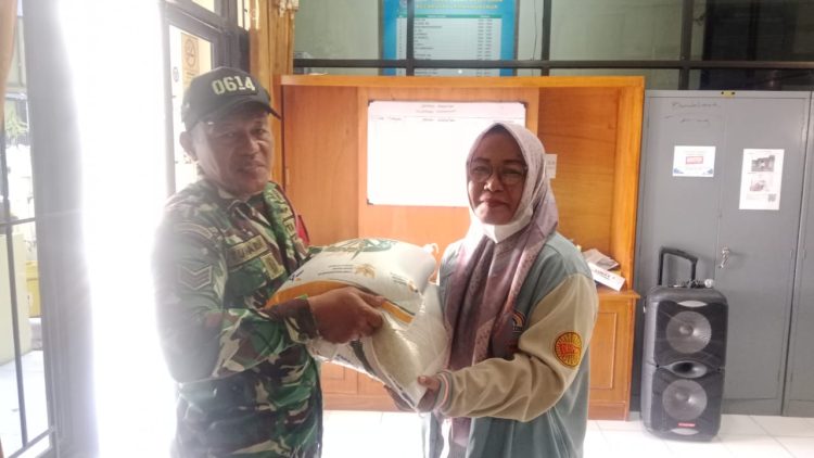 Babinsa Kel. Kesepuhan Laksanakan Monitoring dan Pendampingan Distribusi Beras Bantuan Pangan