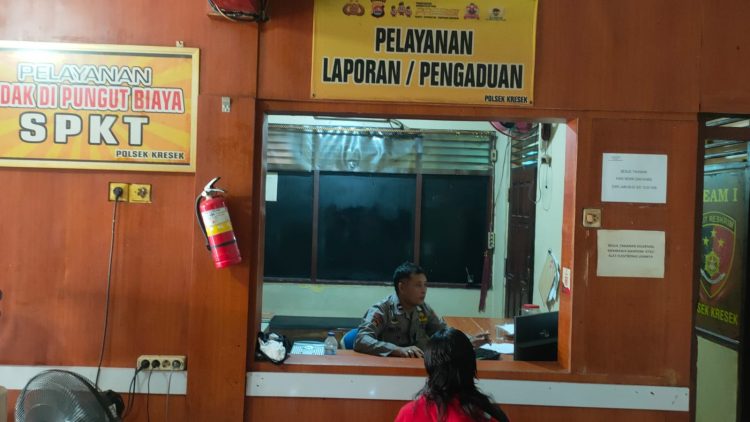 Aipda Sholeh berikan Pelayanan kepada masyarakat pada Layanan SPKT Polsek Kresek