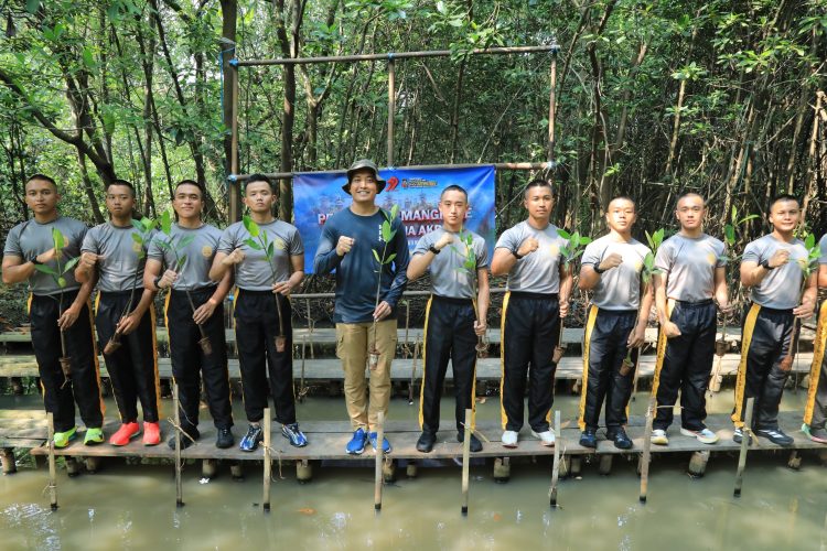 Taruna Bhayangkara Hijaukan Negeri Lewat Aksi Penanaman 100 Pohon Bakau di Jakarta Utara