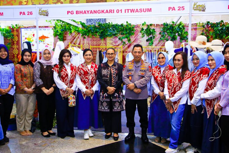Kapolri Tinjau Bazar Kreasi Bhayangkari Nusantara 2025, Dorong Pertumbuhan UMKM