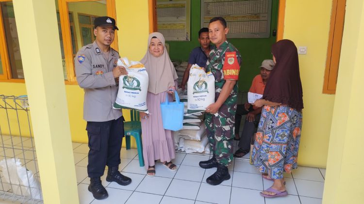 Anggota Koramil 0620-03/Talun Monitoring Penyaluran Bantuan Beras di Wilayah Binaannya