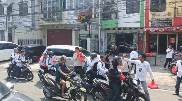 Jumat Berkah, GWI Bagikan Nasi Kotak Gratis untuk Masyarakat Para penguna Jalan 