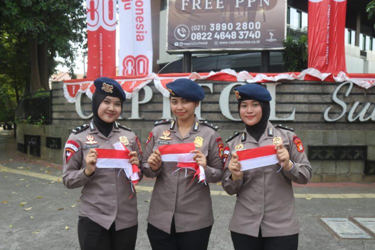 Brimob Metro Jaya Bagikan 5.000 Bendera Merah Putih kepada Warga Jakarta Jelang Hari Kemerdekaan RI