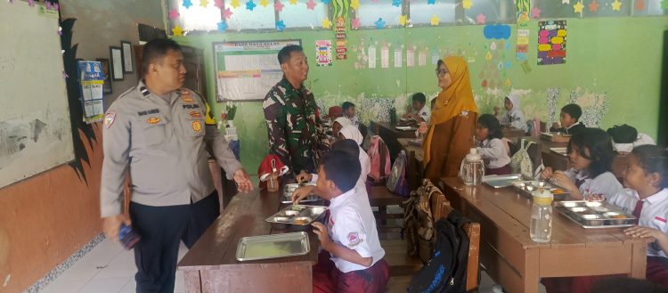 Babinsa dan Bhabinkamtibmas Kelurahan Kesambi Bersinergi Monitoring Program Makan Bergizi
