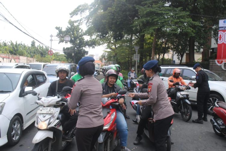 Sambut Hari Kemerdekaan RI, Brimob Polda Metro Jaya Bagikan 5.000 Bendera Merah Putih di Tiga Titik Strategis Jakarta Pusat