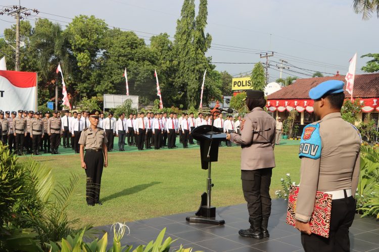 Kapolresta Cirebon Pimpin Upacara Korps Raport Kenaikan Pangkat 