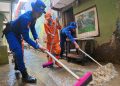Ditpolairud Polda Metro Jaya Terjunkan Tim SAR Bantu Warga dan Bersihkan Lingkungan Pascabanjir di Kampung Pulo