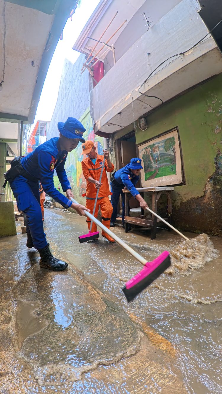 Ditpolairud Polda Metro Jaya Terjunkan Tim SAR Bantu Warga dan Bersihkan Lingkungan Pascabanjir di Kampung Pulo