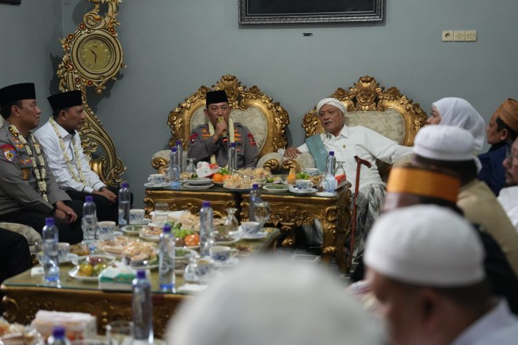 Kapolri Silaturahmi ke Ponpes Al-Hamidy Banyuanyar, Tekankan Sinergitas dan Persatuan