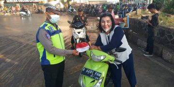 Sambut HUT ke-80 RI, Polsek Cikarang Utara Bagikan Bendera Merah Putih Kepada Masyarakat