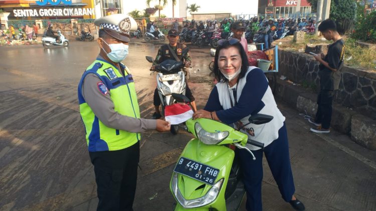 Sambut HUT ke-80 RI, Polsek Cikarang Utara Bagikan Bendera Merah Putih Kepada Masyarakat
