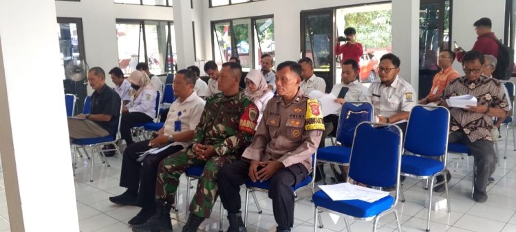 Babinsa Sunyaragi dan Bhabinkamtibmas Monitoring Sosialisasi dan Konsultasi Publik AMDAL Pengembangan RSIA Cahaya Bunda