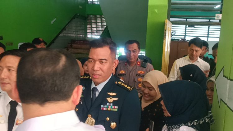 Sinergi TNI-Polri Kawal Kunjungan Menhan Singapura ke Dapur Gizi dan SDN di Koja, Jakarta Utara